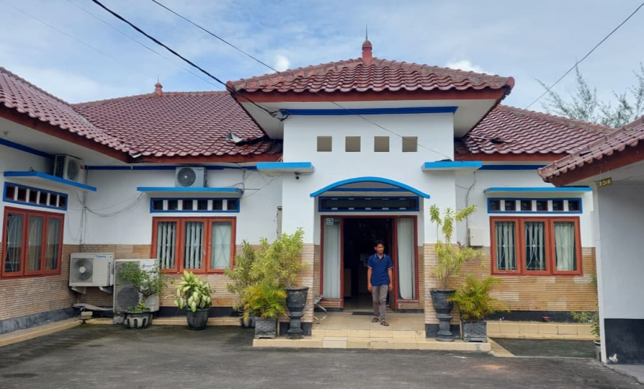 Kantor DPMD Sampang, Rabu (3/12/2025). Pemkab Sampang menyoroti persoalan kelistrikan di Desa Bajrasokah yang memaksa warga menggunakan sambungan listrik liar.