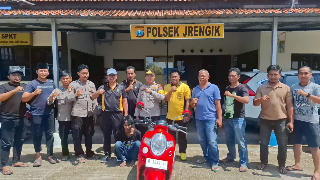 Penyerahan tersangka dan barang bukti curanmor oleh Polsek Jrengik kepada Polres Bangkalan.