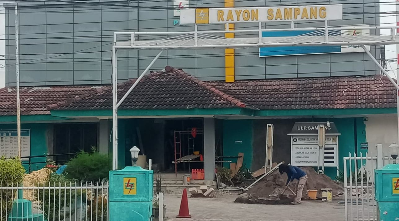Kantor PLN ULP Sampang. Dugaan pelanggaran SOP pemindahan trafo di Bajrasokah menyeruak setelah warga bertahun-tahun terpaksa menggunakan sambungan listrik ilegal.