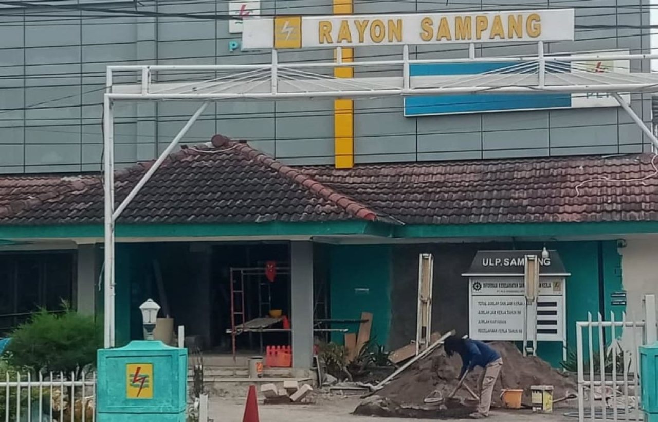 Kantor PLN ULP Sampang, lokasi yang disorot terkait dugaan pelanggaran prosedur di Desa Bajrasokah, Kedungdung/Bn.