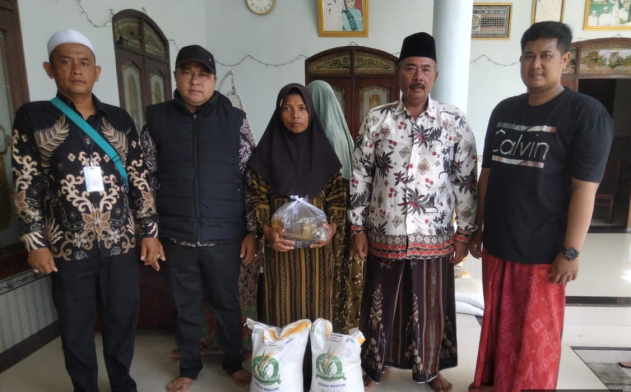 Penjabat Kepala Desa Buker, Musawwir, memimpin langsung penyaluran bantuan beras kepada warga kurang mampu di Desa Buker, Kecamatan Jrengik, Kabupaten Sampang/Bn.