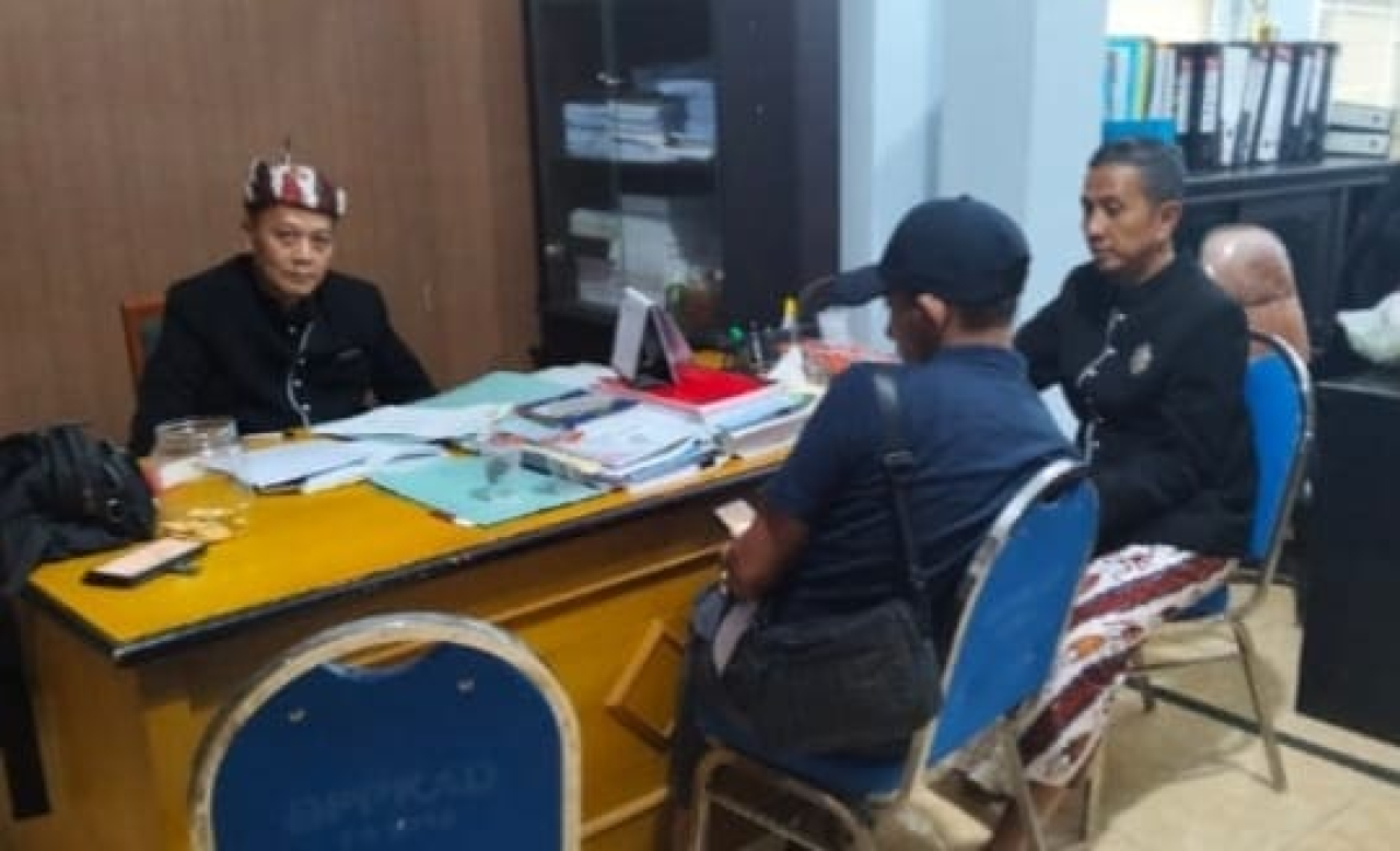 Sekretaris BPPKAD Kabupaten Sampang menerima perwakilan wartawan saat pertemuan di ruang kerjanya, membahas klarifikasi dan informasi terkait tugas serta fungsi pengelolaan keuangan daerah/Bn.