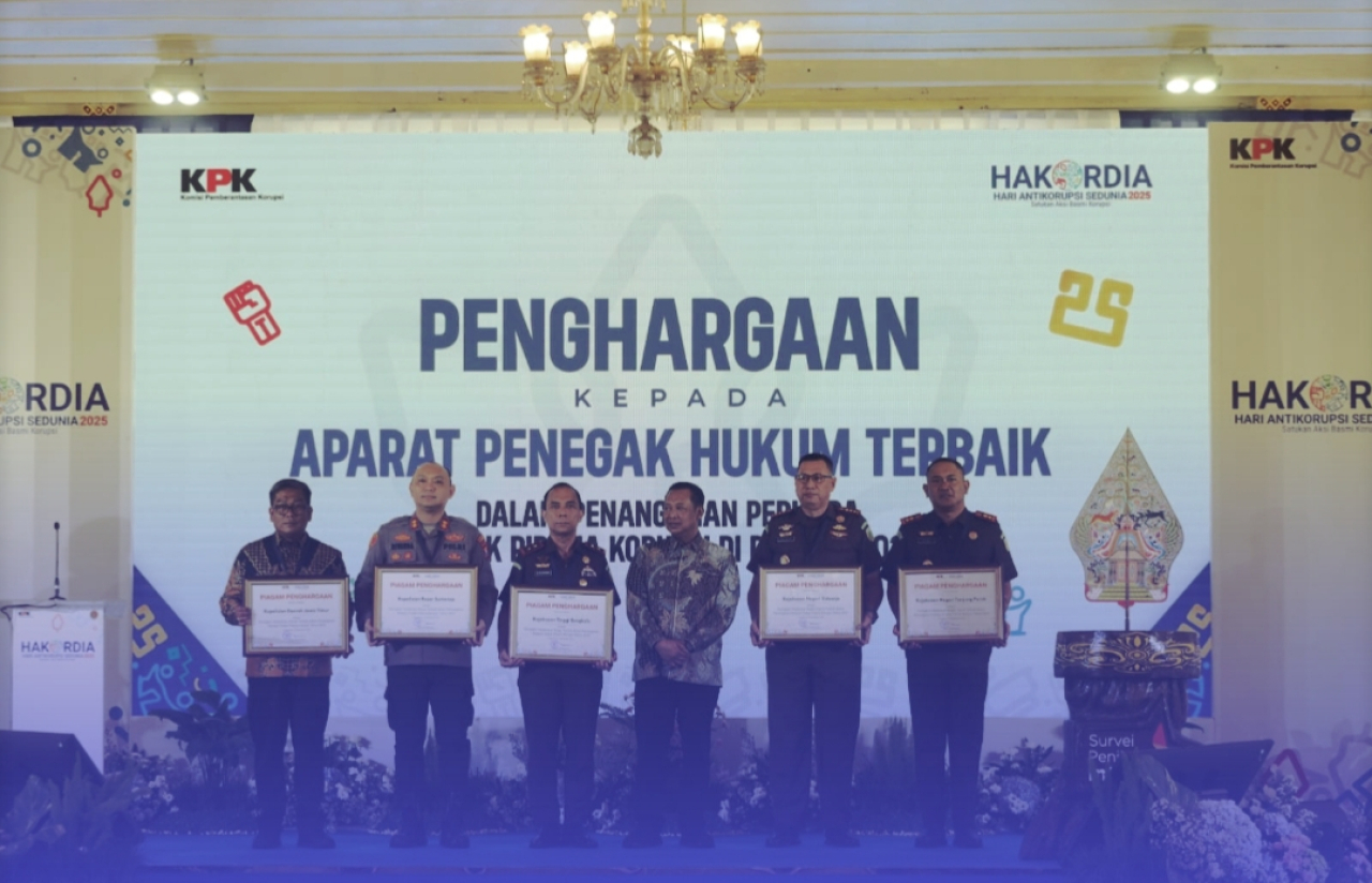 Moment Kapolres Sumenep AKBP Rivanda. S. I. K. Menerima penghargaan di hari HAKORDA