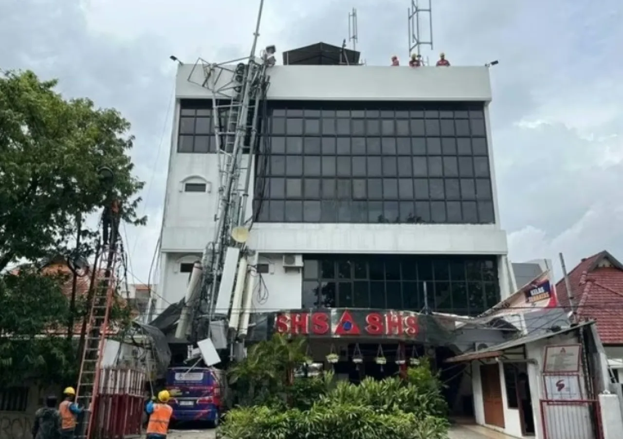 Tower Setinggi 15 Meter di Atas Gedung Sekolah Perhotelan Surabaya Ambruk