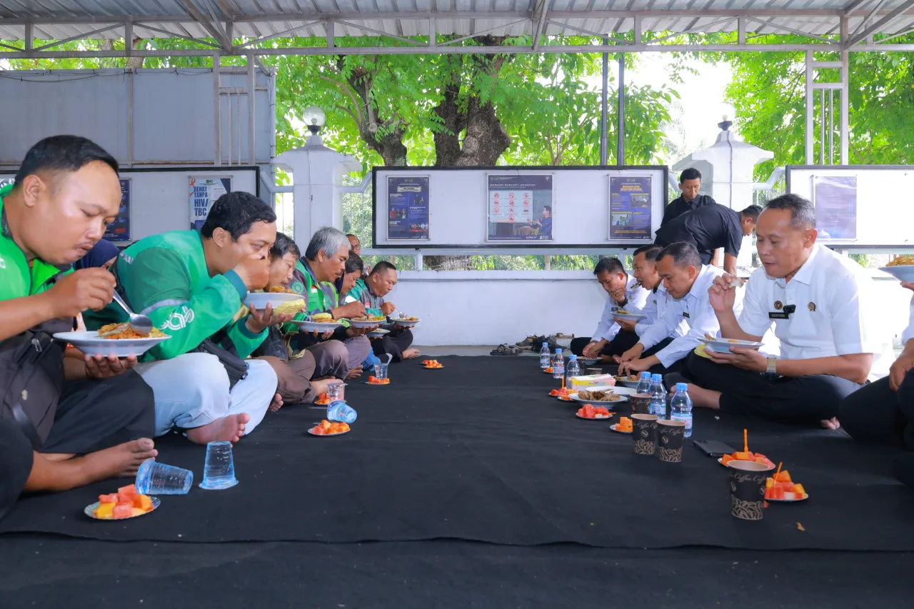 Kepedulian, Kakanwil Ditjenpas Jatim Gelar Bansos dan Makan Bersama Tukang Ojek Online di Lapas I Madiun