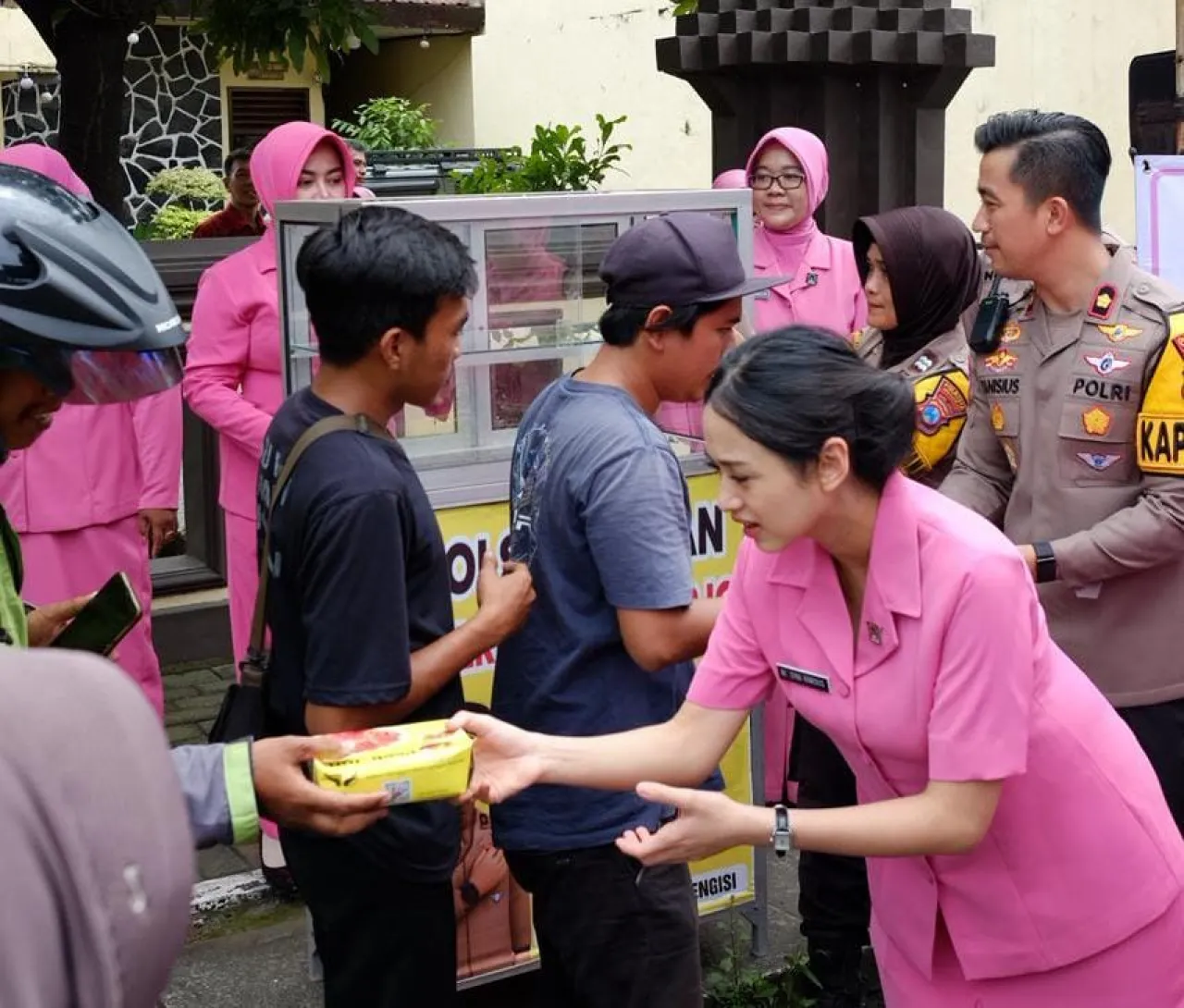 Jajaran Polresta Sidoarjo Bersama Bhayangkari Awali Tahun Dengan Aksi Sosial