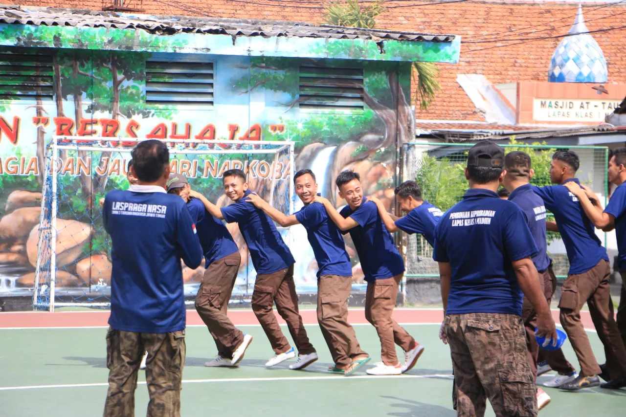 Melalui Game Kekompakan, Pramuka Warga Binaan Lapas I Madiun Pererat Kebersamaan