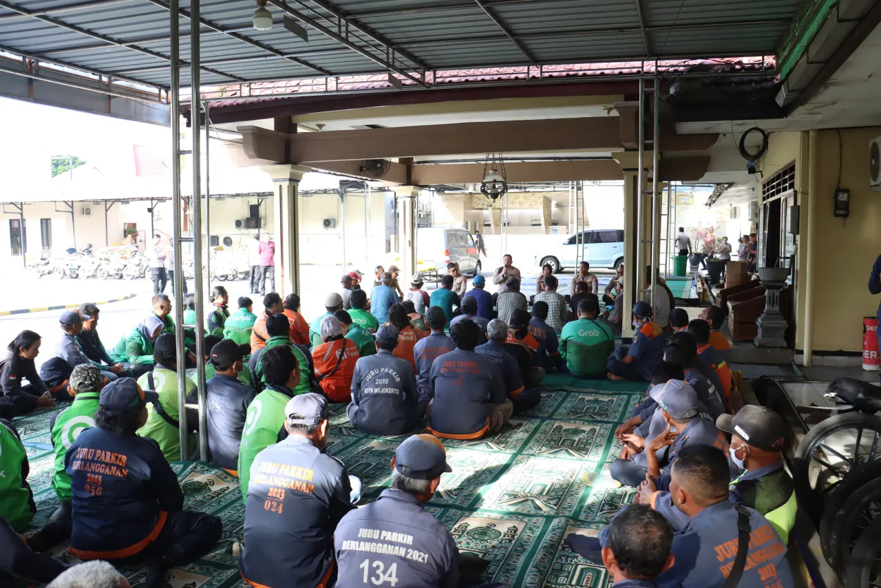 Polisi Peduli : Kapolres Mojokerto Kota Silaturahmi Salurkan Bantuan Sosial untuk Ojol dan Tukang Becak