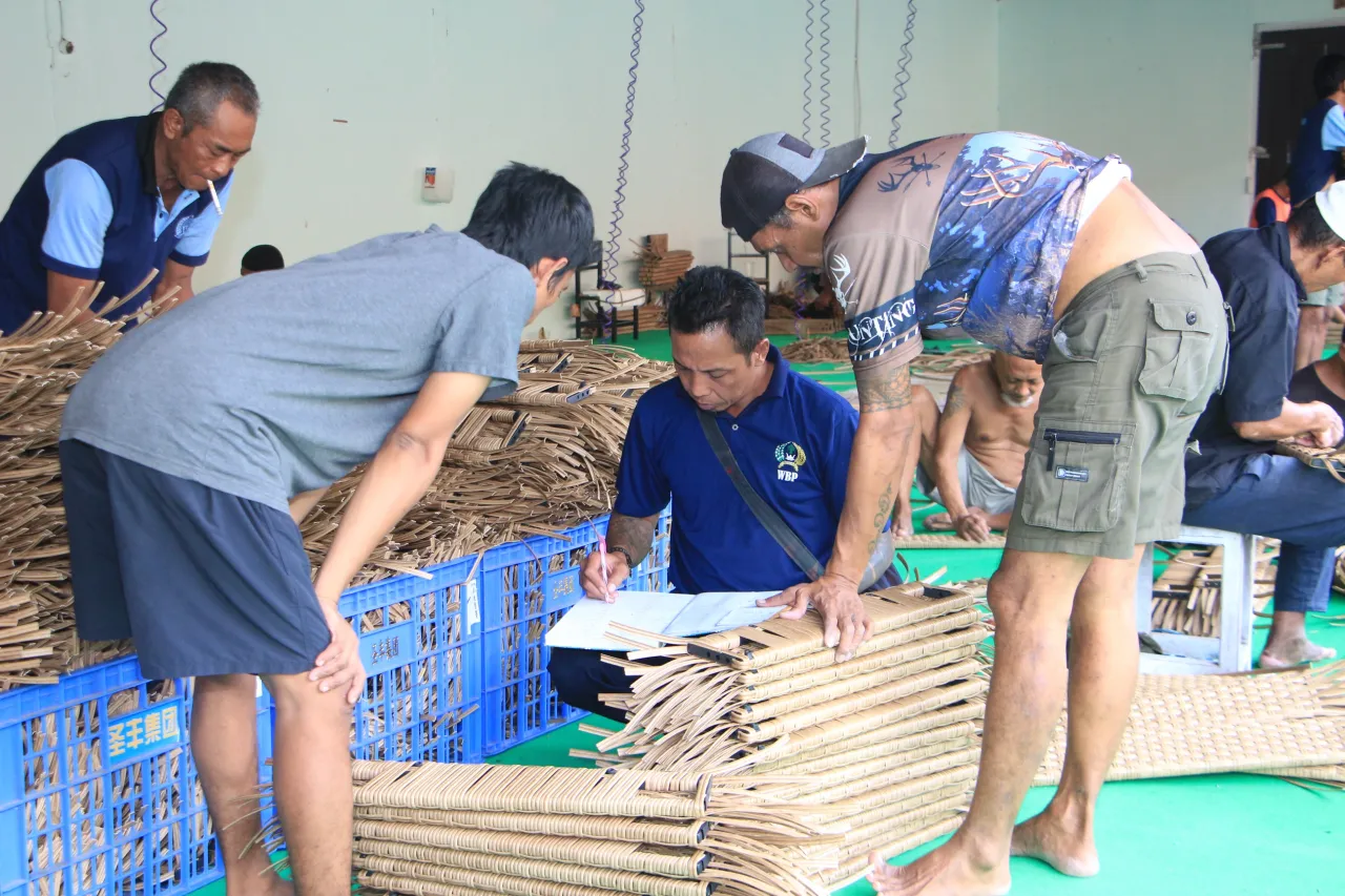 Banyak Diminati, Warga Binaan Lapas Kelas I Madiun Antusias Ikuti Kegiatan Pembuatan Anyaman Rotan