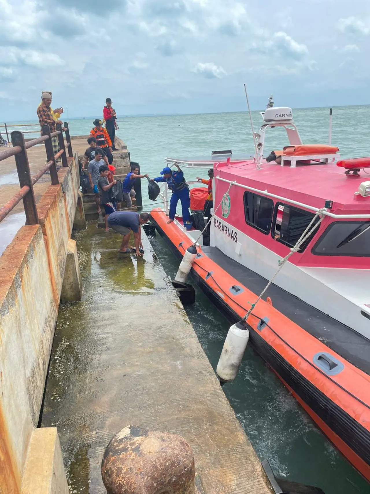 Tongkang Bermuatan CPO Bocor dan Kandas di Pulau Giliyang, Lima Awak Berhasil Dievakuasi Selamat