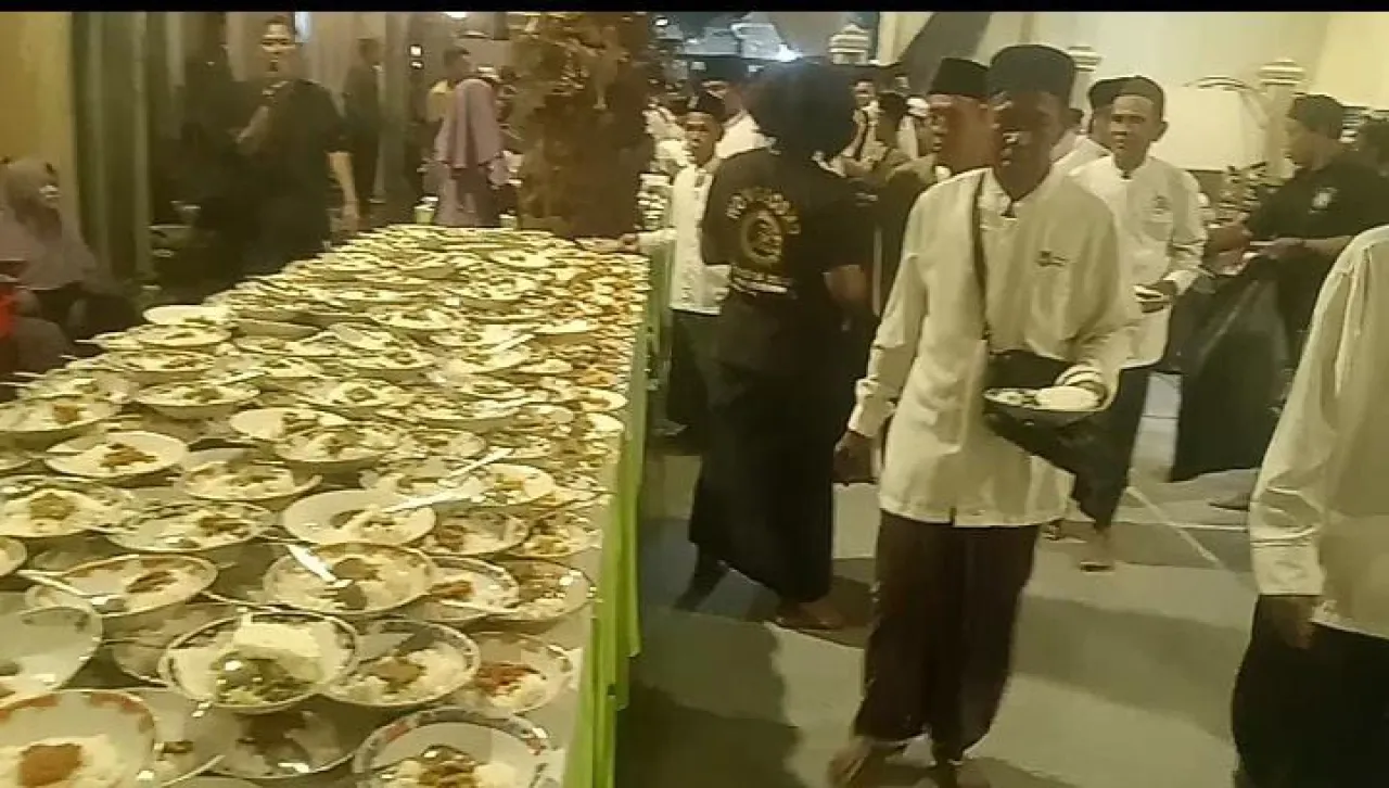 Menebar Keberkahan Ramadan di Tengah Arus Kota, Passer Wong Bodho dan Team Cobra Bagikan Ratusan Takjil Gratis di KBD Dr