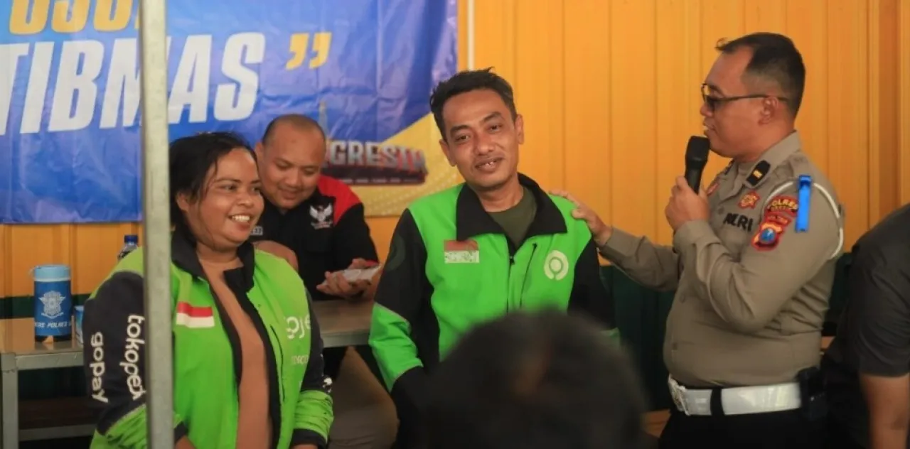 Sinergi di Balik Secangkir Kopi: Polres Gresik Rangkul Driver Ojol dalam Operasi Keselamatan Semeru