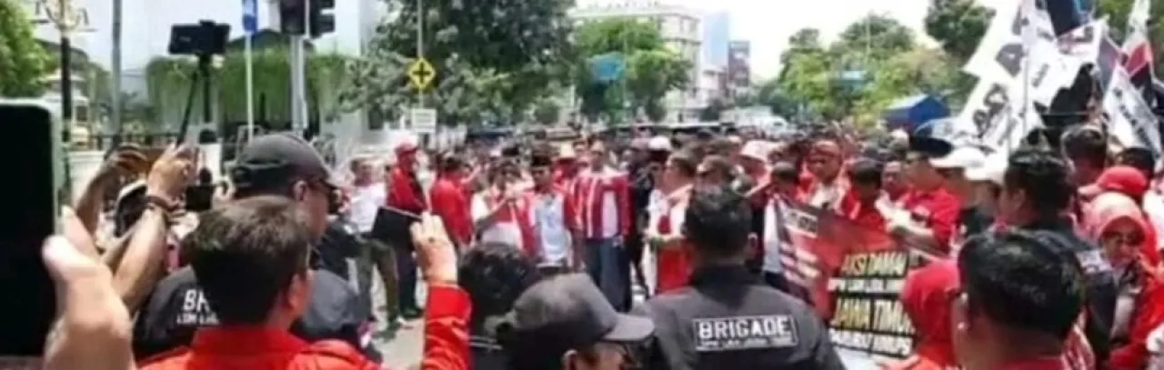 Ribuan Massa LIRA & Madas Geruduk Kantor Gubernur Jatim, Tuntut Mafia Hibah Dibongkar