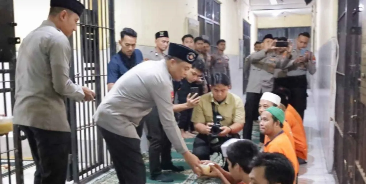 Kapolrestabes Surabaya Buka Puasa Bersama Tahanan, Wujud Kepedulian dan Pembinaan di Bulan Ramadan Jatiminvestigasinews