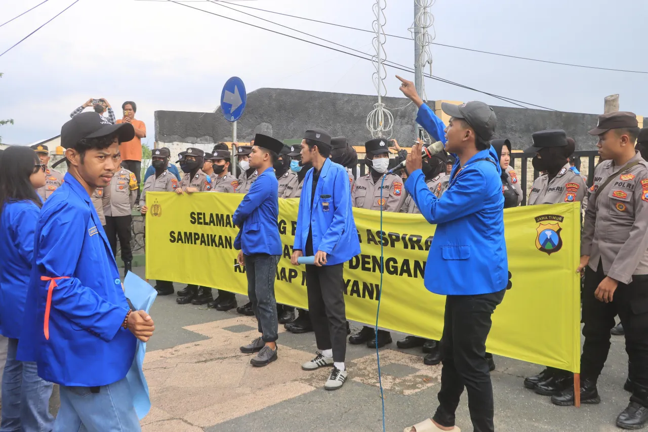 Humanis, Polres Probolinggo Beri Layanan Aksi Damai PC PMII