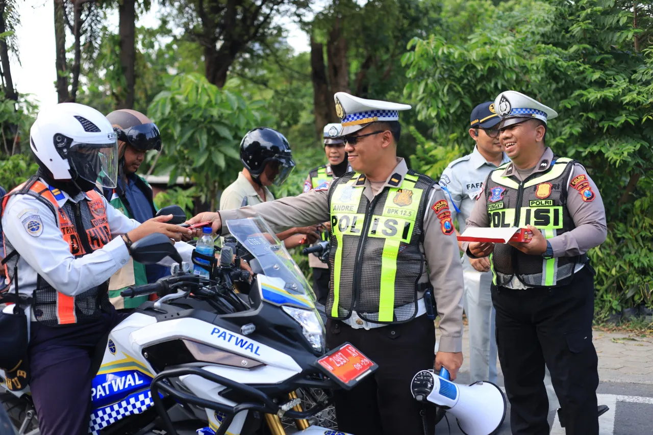 Polres Gresik Gencarkan Edukasi Keselamatan, Pengguna Jalan Tertib Dapat Cokelat