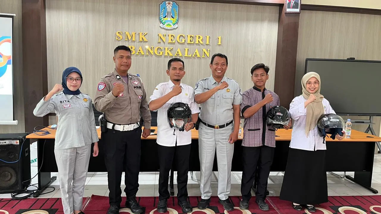 Satlantas Polres Bangkalan Bagikan Helm SNI Gratis dalam Ops Keselamatan Semeru 2026