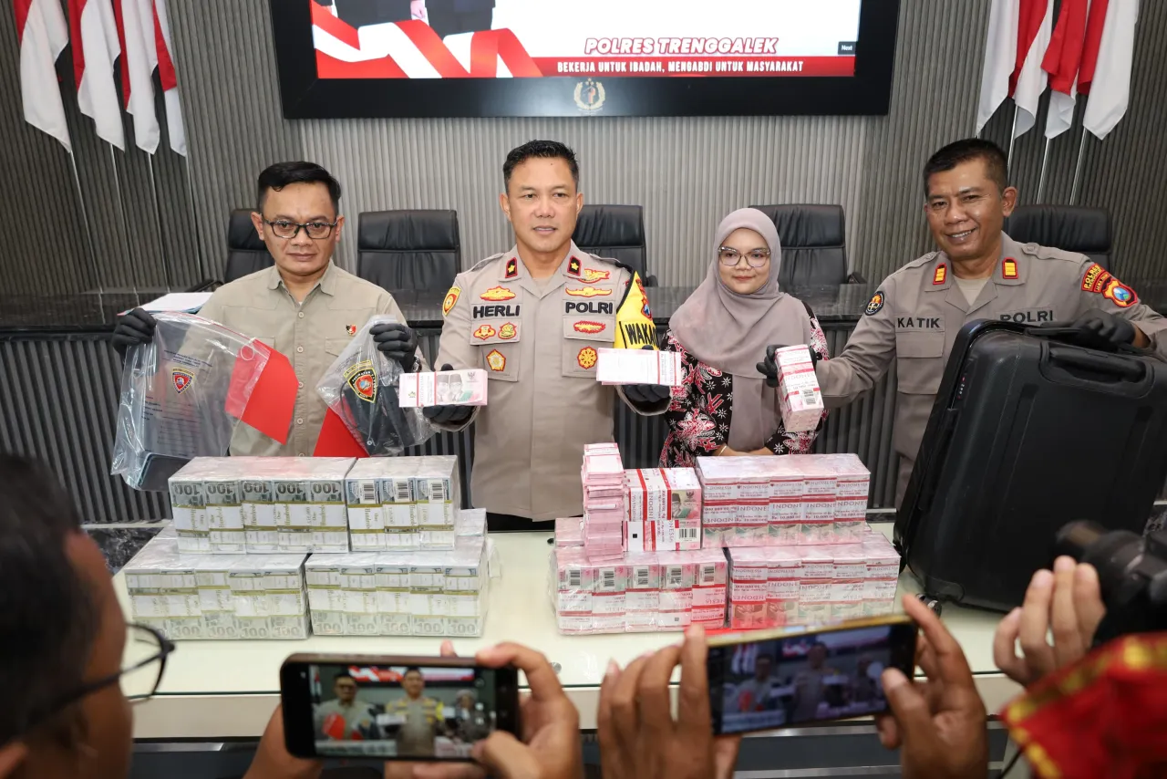 Polres Trenggalek Amankan 2 Tersangka Penipuan Modus Pencairan Dana Rp150 juta