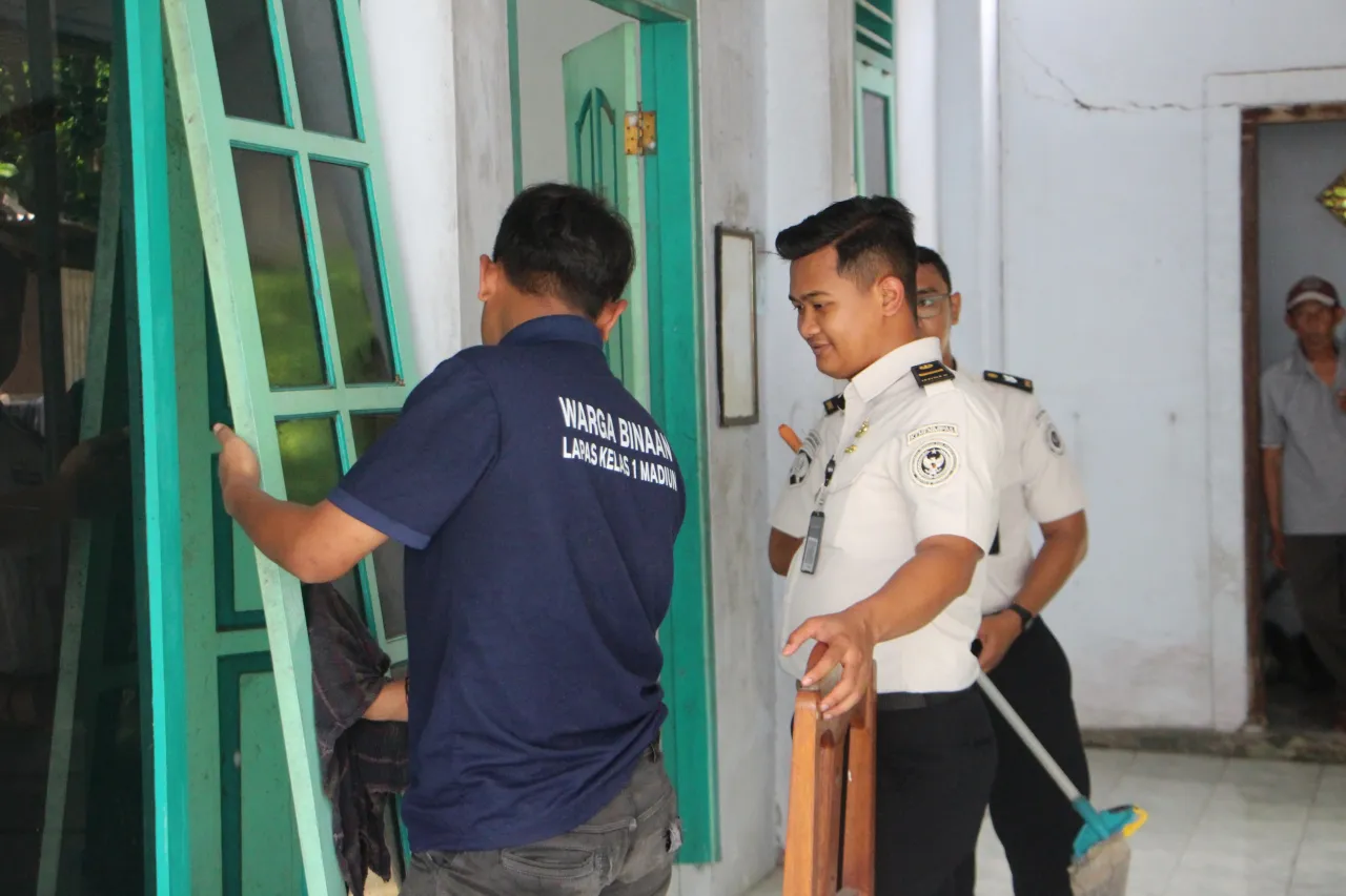 Sambut Bulan Suci Ramadhan, Lapas I Madiun Gelar Kegiatan Kebersihan dan Kerja Bakti Musholla Bersama Warga Binaan