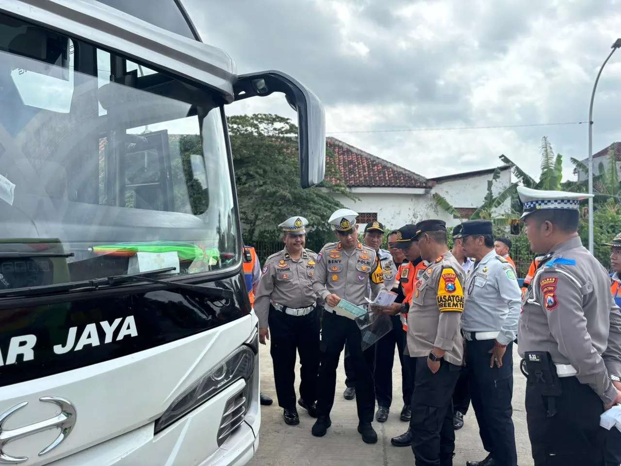 Antisipasi Risiko Kecelakaan Jelang Lebaran, Satlantas Polres Sumenep Gelar Ramp Check di Terminal Arya Wiraraja