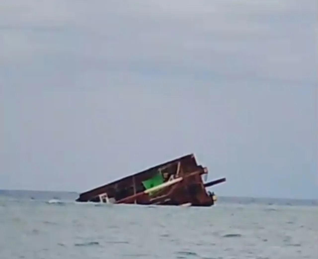 Tongkang Trand Asia PB.5 Terbalik di Selat Pulau Mamburit, Tim SAR Gabungan Pastikan Nihil Korban