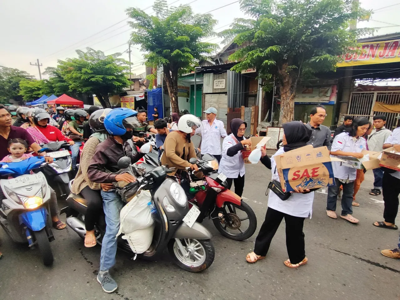 Semangat Bulan Suci Ramadan, Relawan DEPAC'S Bagikan 300 Paket Takjil Berupa Snack dan Nasi Kotak