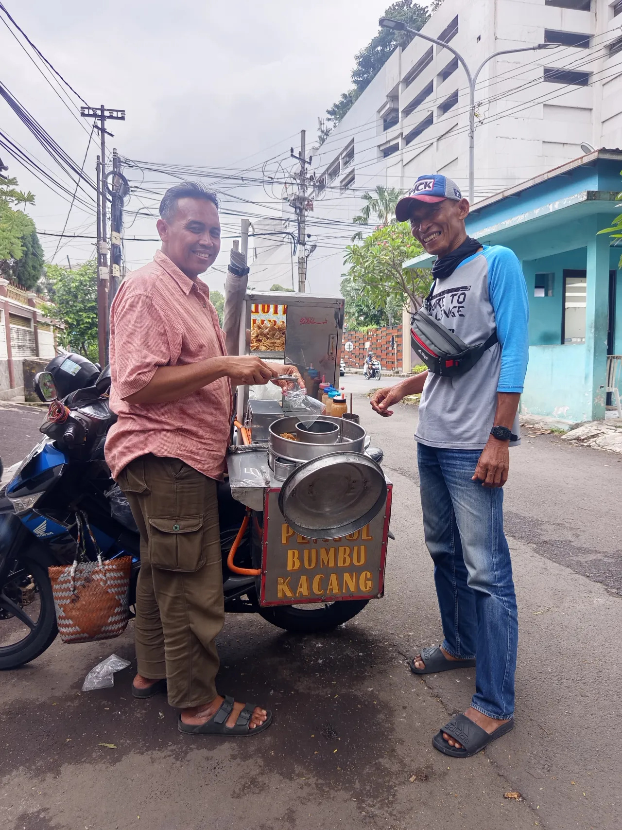 Penjualan Pentol Bumbu Kacang Menurun Drastis Selama Bulan Ramadhan di Maijen Sungkono Surabaya.