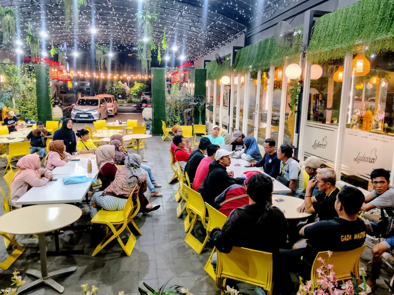 Gladi Bersih Persiapan Launching dan Pengukuhan Komunitas Wartawan Indonesia (KWI) di Caffe Labara Surabaya.