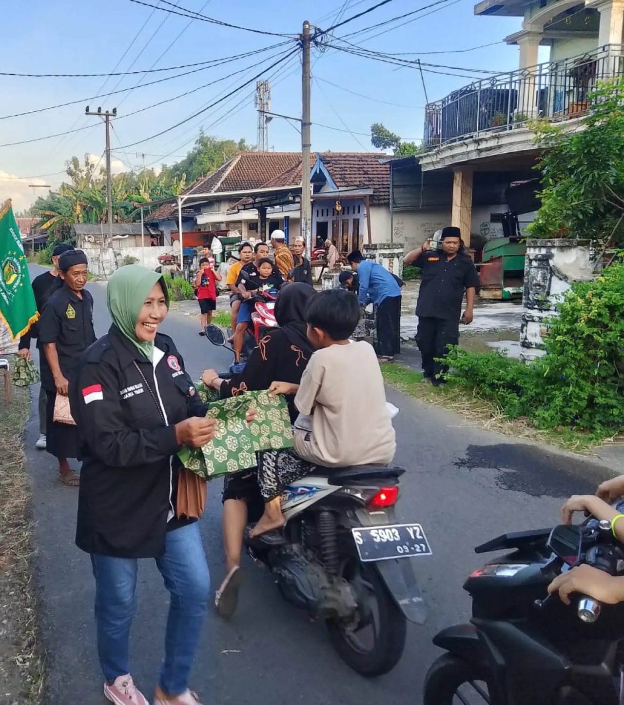 Berbagi Keberkahan, organisasi perjuangan Walisongo indonesia laskarsabilila(PWI ls) DPD Jombang bagi Takjil Gratis.