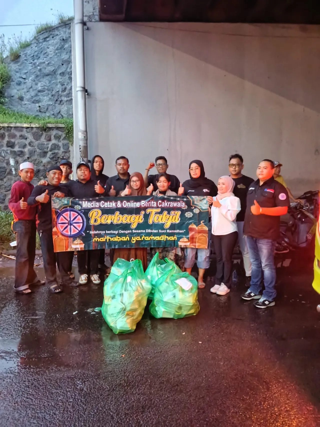 Hujan Tak Turunkan Semangat, Kaperwil Media Berita Cakrawala Berbagi Takjil Dan Berbuka Bersama