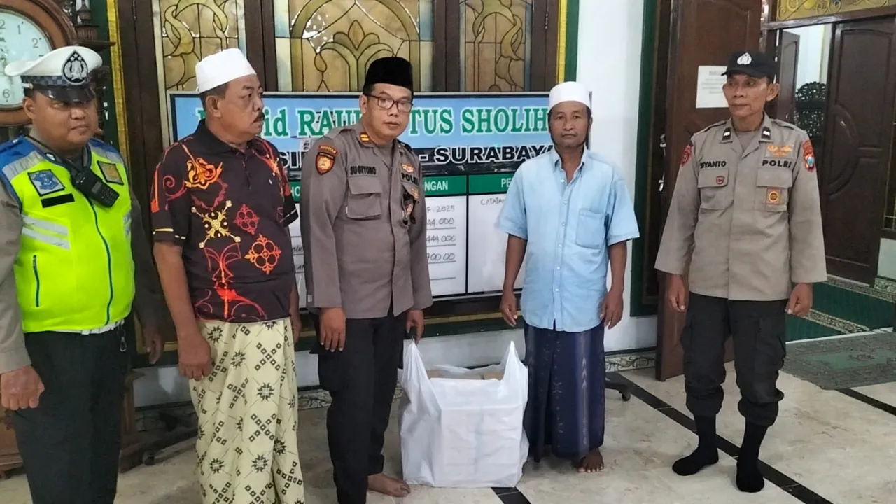 Gelorakan Semangat Berbagi, Polsek Semampir Salurkan Takjil di Masjid Raudhatul Sholihin