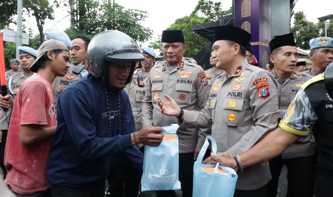 Ramadan Berkah, Kapolda Jatim Berbagi Takjil dan Buka Puasa Bersama Elemen Masyarakat