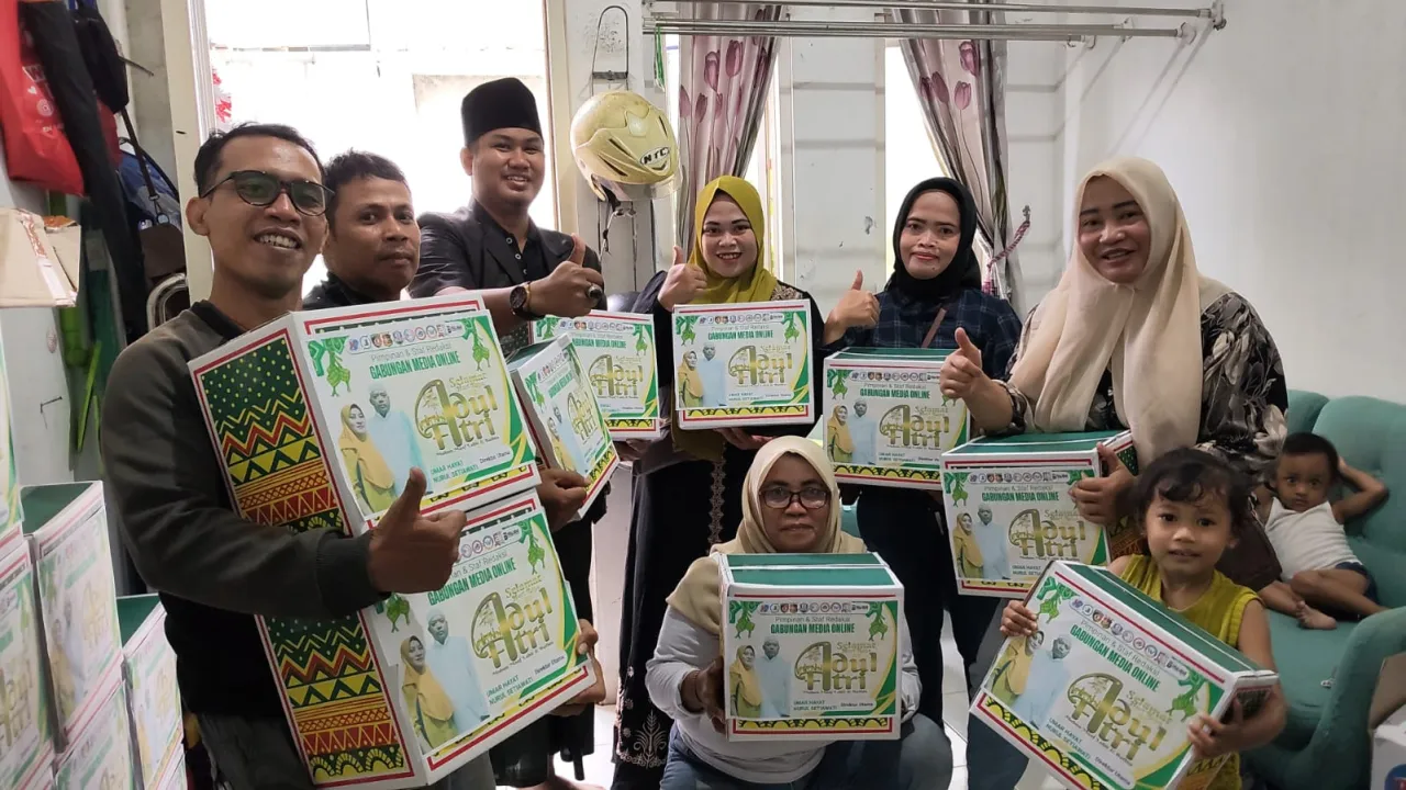 Pererat Kebersamaan, Umar Hayat Bagikan Parsel kepada Pimpinan dan Wartawan Gabungan 10 Media Online