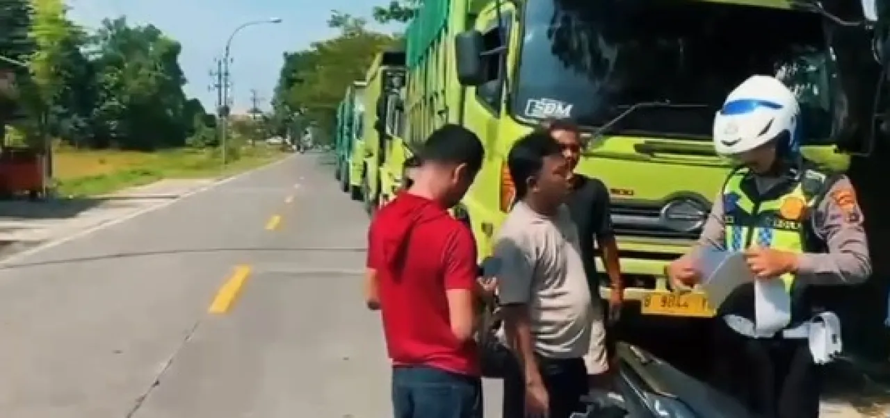 Satlantas Polres Bangkalan Tindak Truk Parkir Sembarangan di Depan Stadion Kerapan Sapi R.P Moch Noer