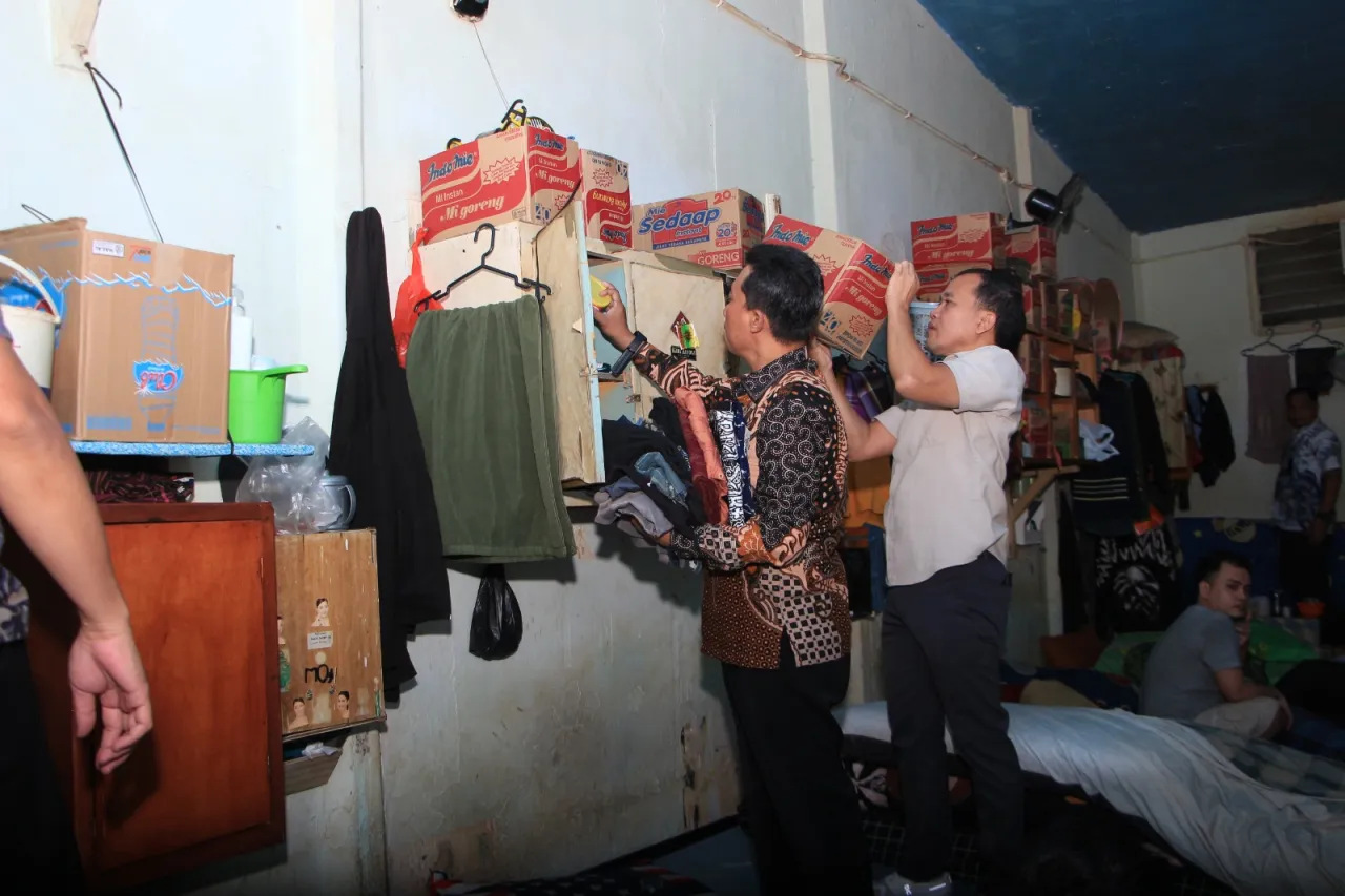 Pastikan Keamanan Jelang Lebaran, Kalapas I Madiun Pimpin Razia Blok Kamar Hunian Warga Binaan
