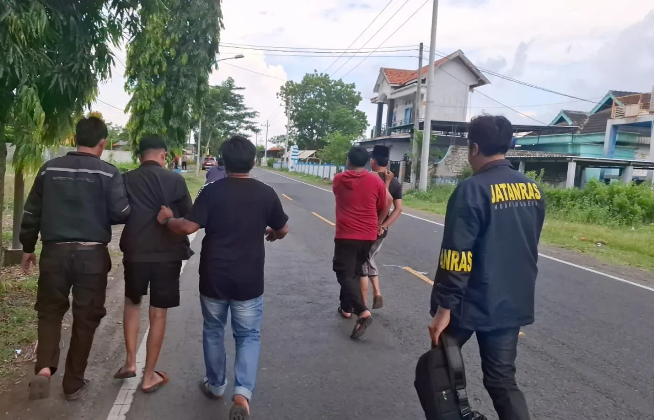 ‎Dua Penadah Motor Curian Dibekuk di Warung Rujak, Jejak Curanmor Surabaya Terendus di Jrengik