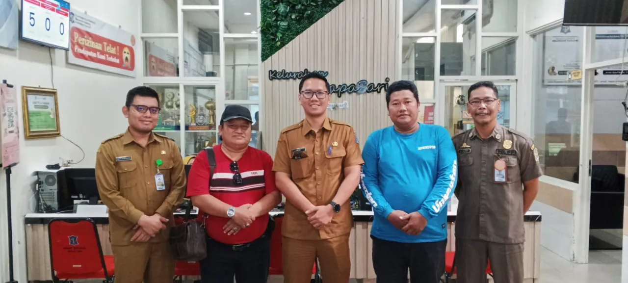 Camat Genteng Bersama Lurah Kapasari Jalin Silaturahmi dengan Abah Syamsul Arifin