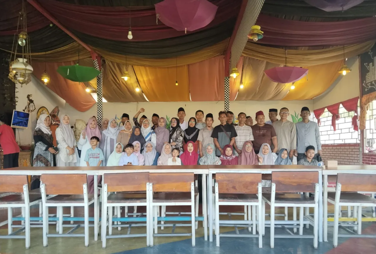 Nuansa Lebaran Penuh Kebersamaan, Alumni MTsN Munjungan Angkatan ’95 Gelar Reuni Tahunan
