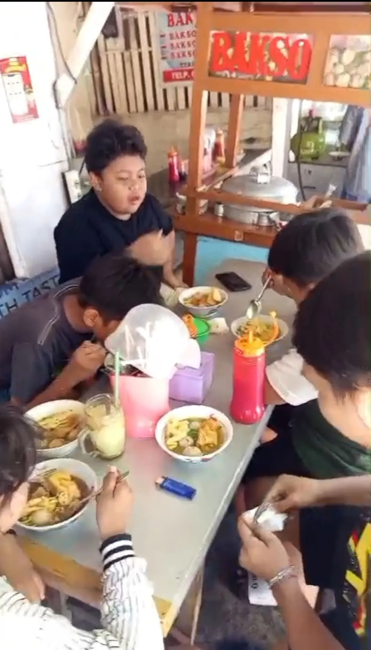Bakso Oshin Gelar Makan Gratis Jumat Berkah di Simo Gunung Barat Tol Surabaya