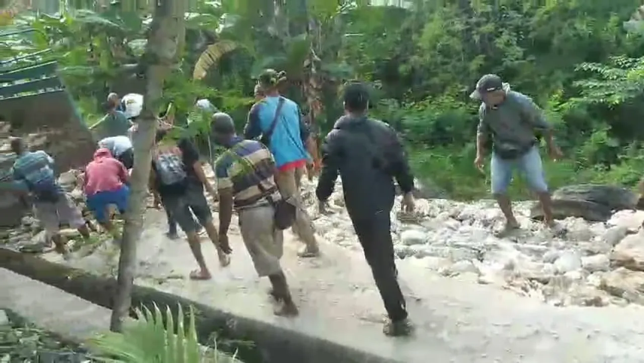 Jalan Putus, Pemerintah Diam Apakah Ini Balasan untuk Rakyat yang Bayar Pajak?