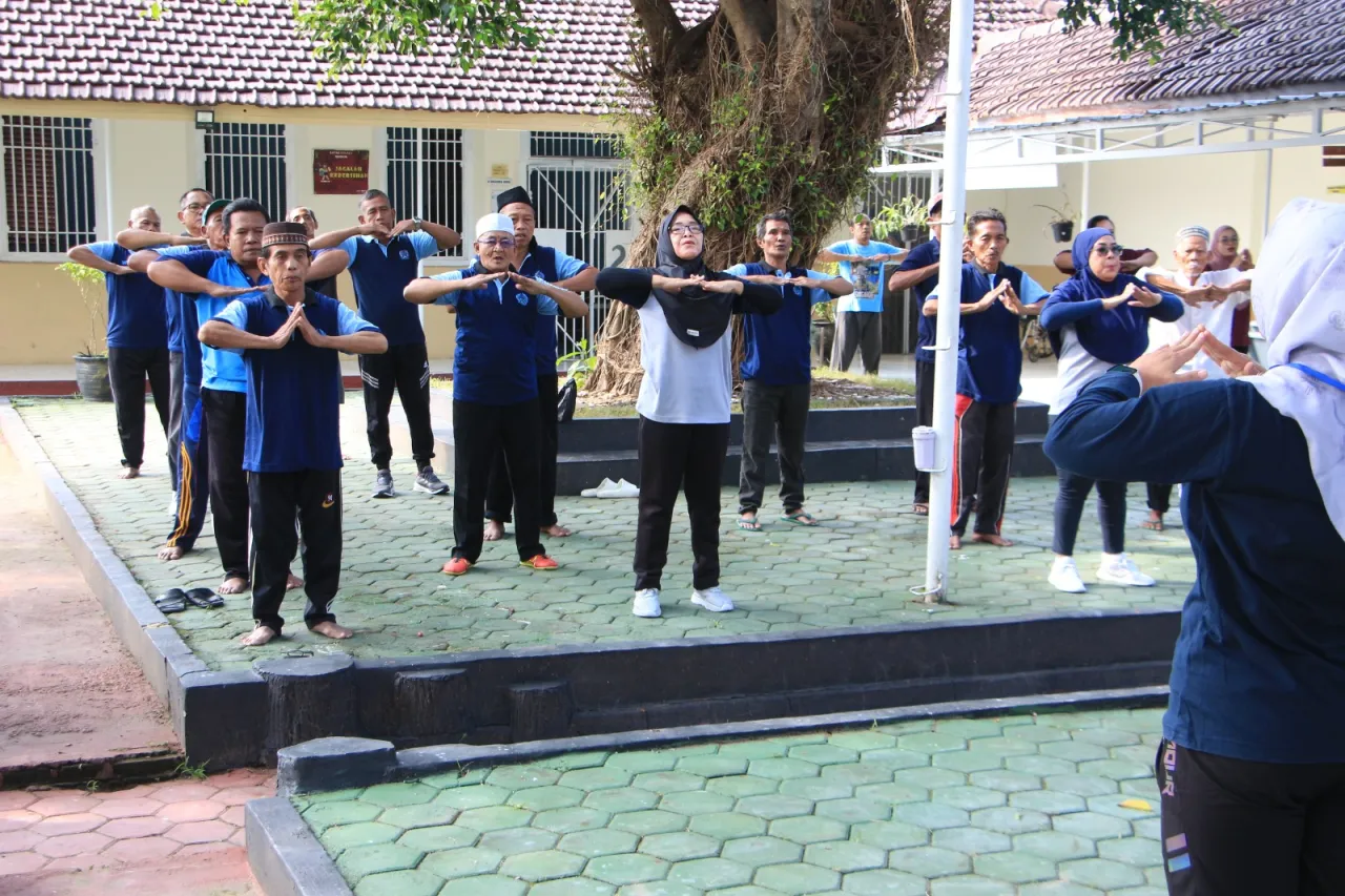 Dukung Kesehatan Usia Senja, WBP Lansia Lapas I Madiun Ikuti Senam Bersama