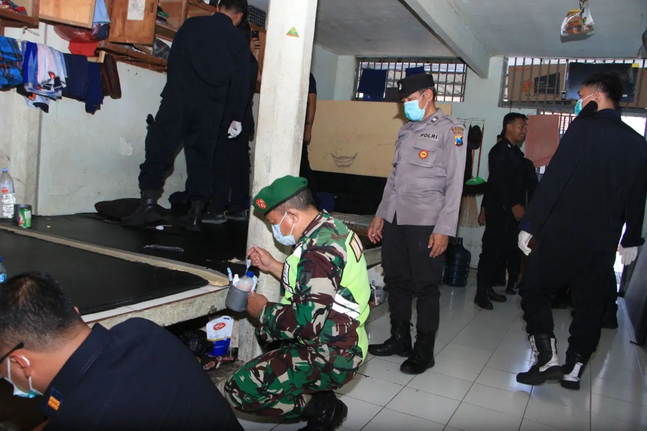 Cegah Gangguan Keamanan, Lapas I Madiun Tingkatkan Kewaspadaan Lewat Razia Gabungan Bersama APH