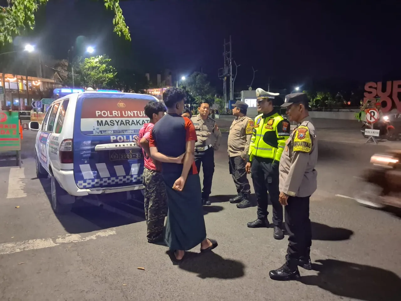 Antisipasi Banjir Rob, Polres Pelabuhan Tanjung Perak Gencarkan Sosialisasi dan Imbauan di Kawasan Pesisir Surabaya