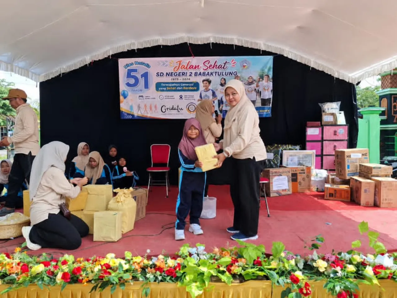 Semarak HUT ke-51, SDN 2 Babaktulung Gelar Jalan Sehat Bersama Warga