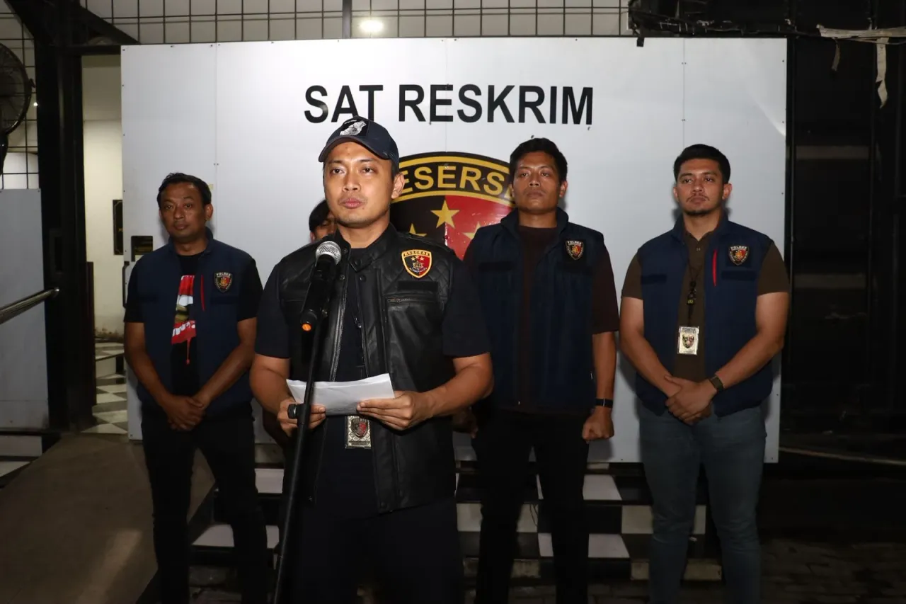 Polres Pelabuhan Tanjungerak Hadiahi Timah Panas Pelaku Jambret yang Sasar Wisatawan di Surabaya
