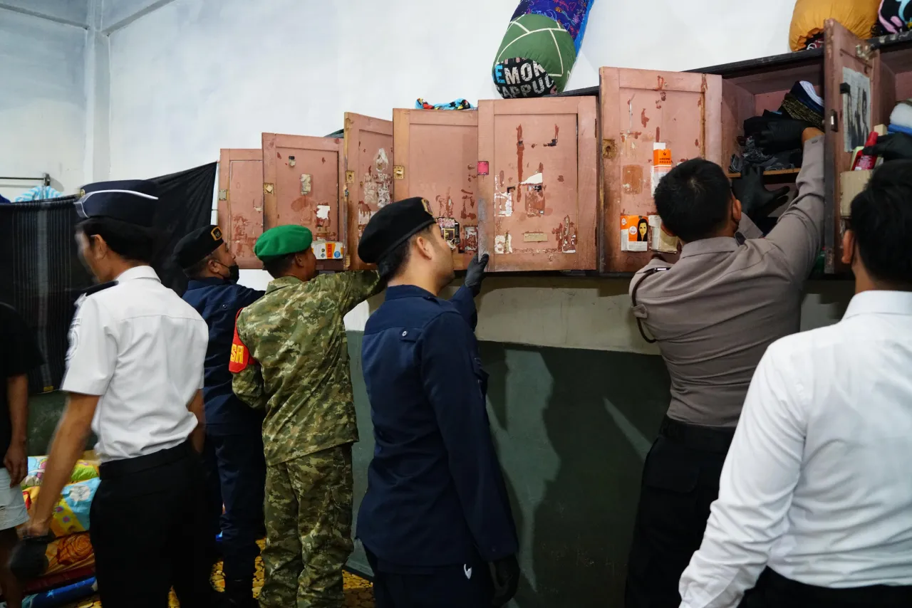 Sinergi TNI-Polri dan Pemasyarakatan, Lapas Narkotika Pamekasan Gelar Razia Menyeluruh Blok Hunian