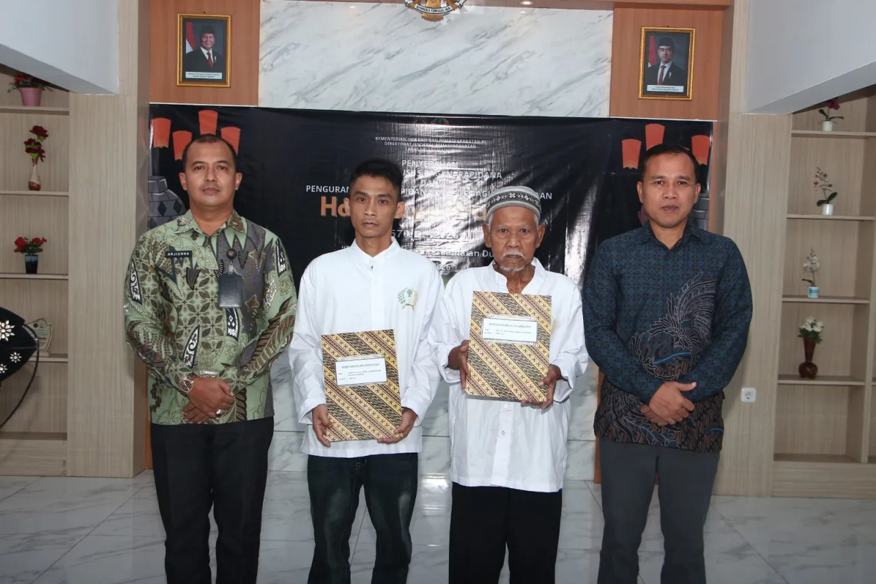 Harapan Baru, Lapas Kelas I Madiun Serahkan Remisi Khusus Waisak sebagai Bentuk Penghargaan atas Perubahan Perilaku