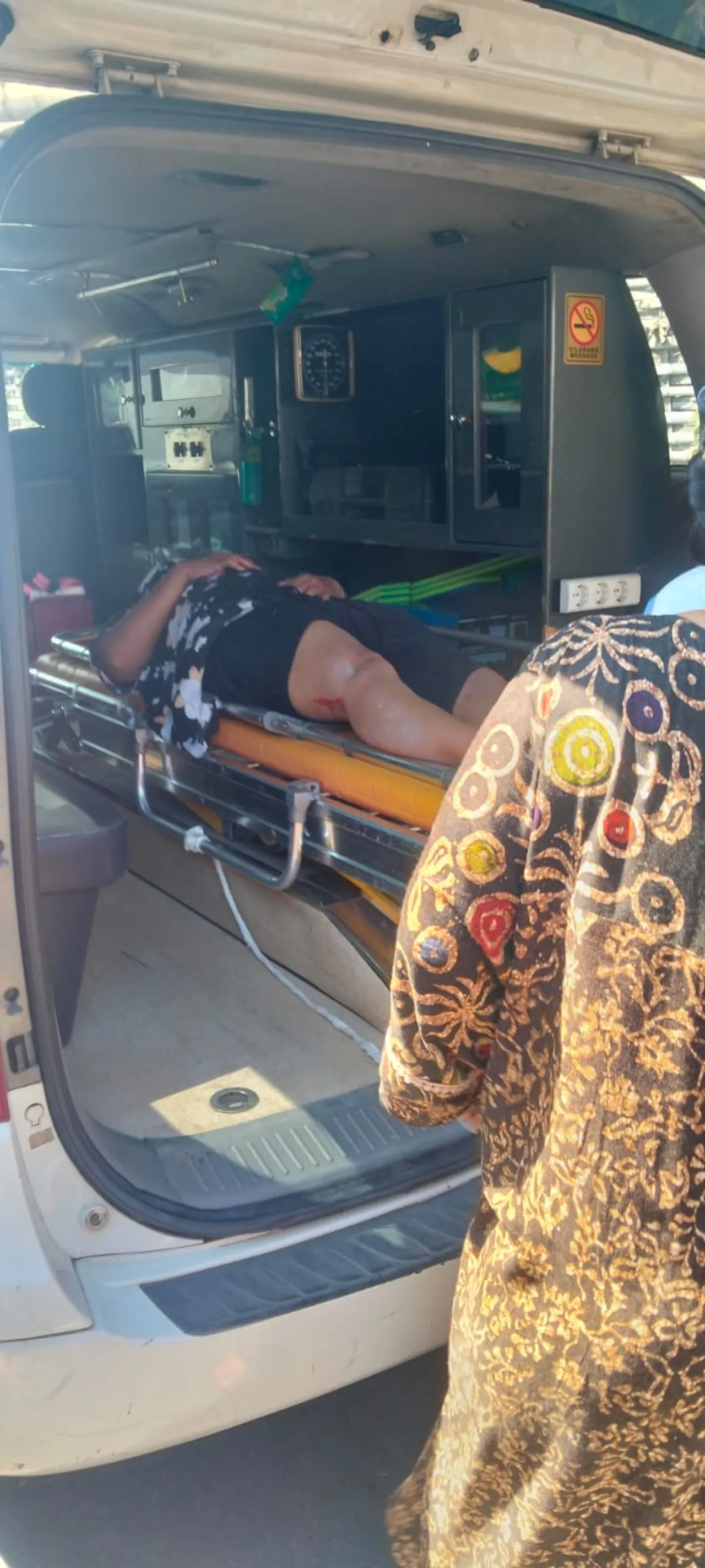 Rem Blong, Motor Listrik Satu Keluarga Tabrak Besi Pembatas di Jalan Merapi Sampang
