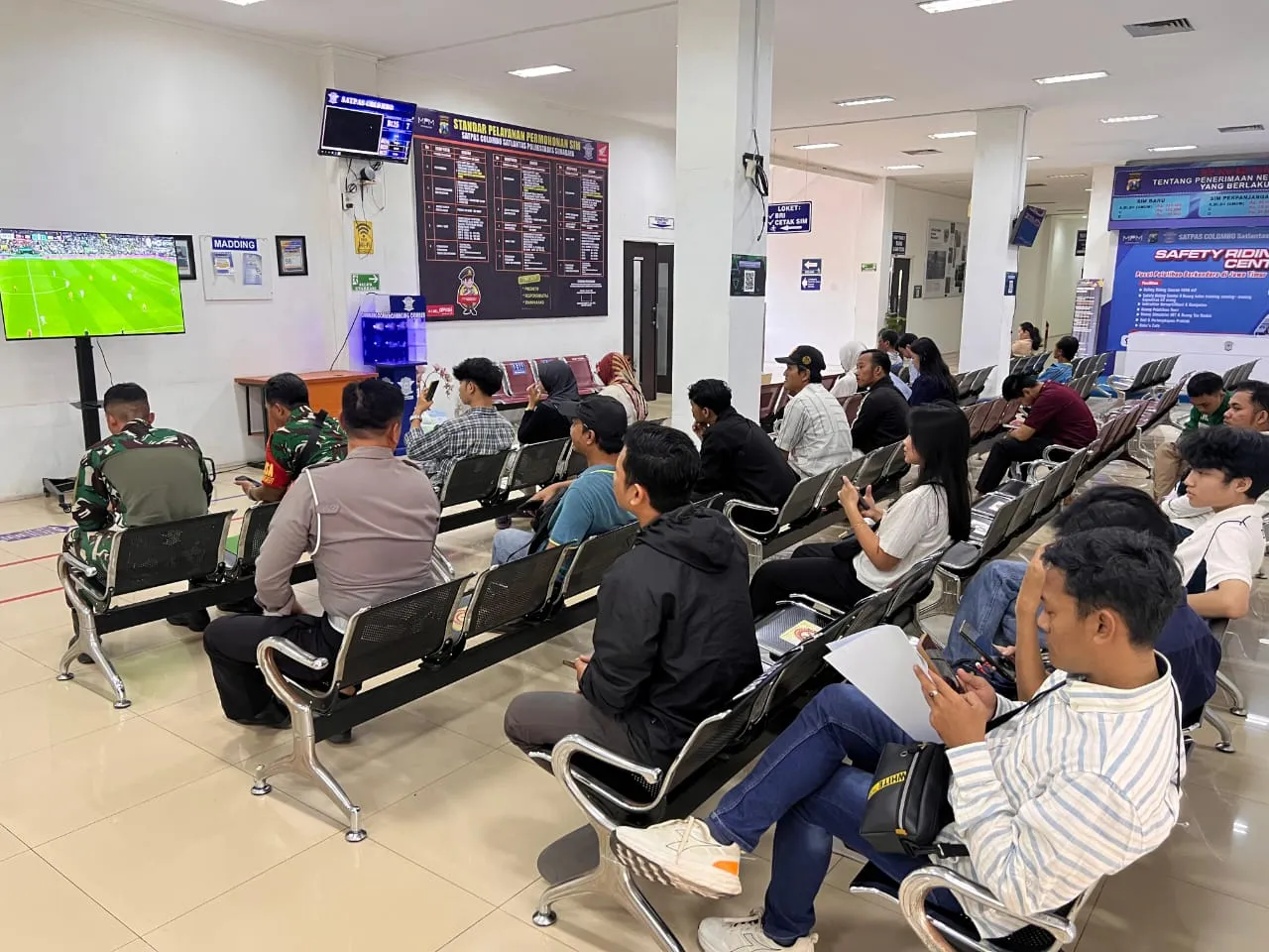 Satpas Colombo Hadirkan Suasana Seru, Pemohon SIM Nikmati Nobar Piala Dunia 2026