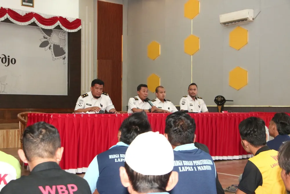 Perkuat Kesadaran dan Disiplin, Pejabat Struktural Lapas Kelas I Madiun Berikan Pengarahan kepada Warga Binaan